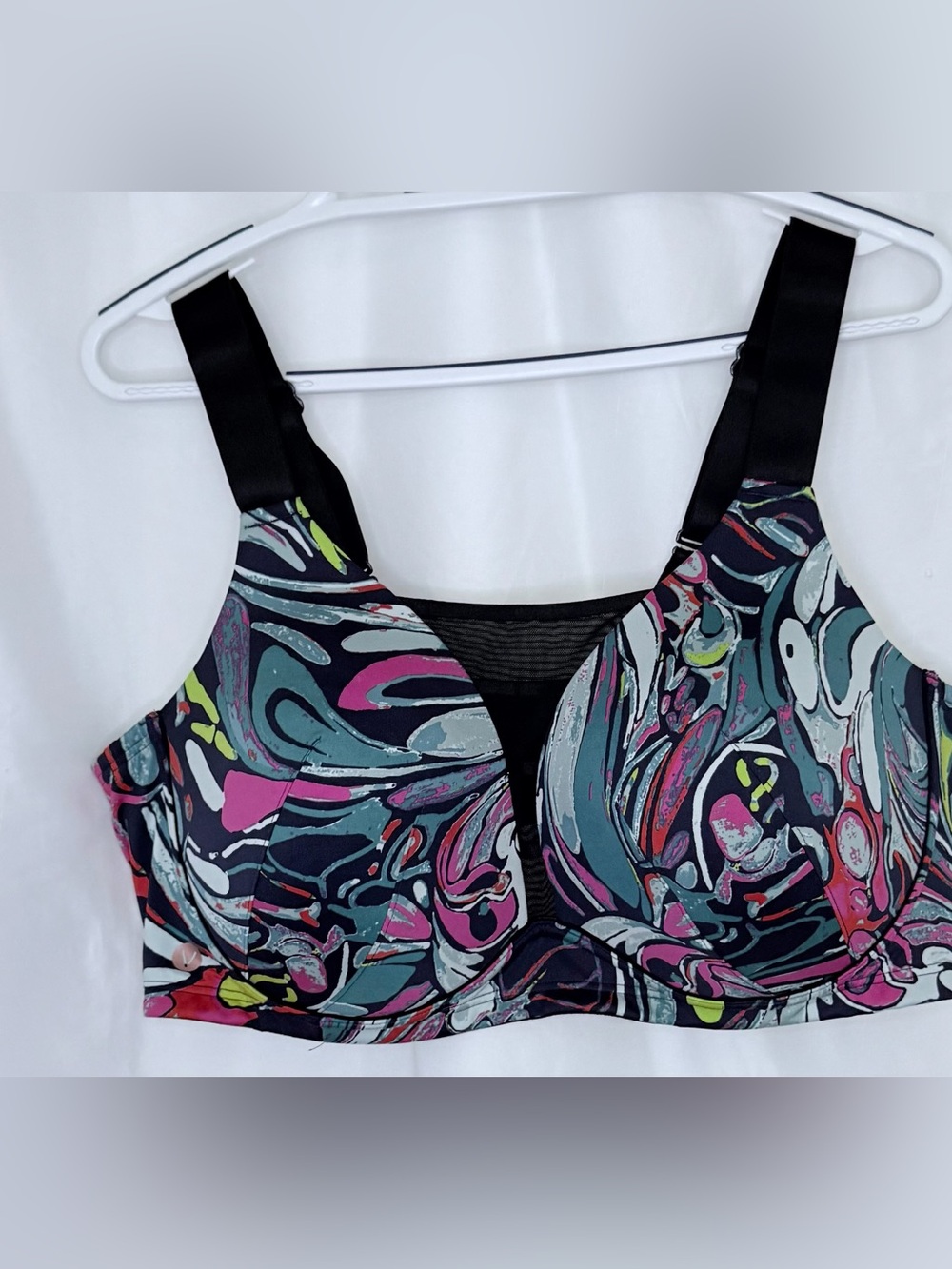 Livi Active Black Multicolor Abstract Sports Bra